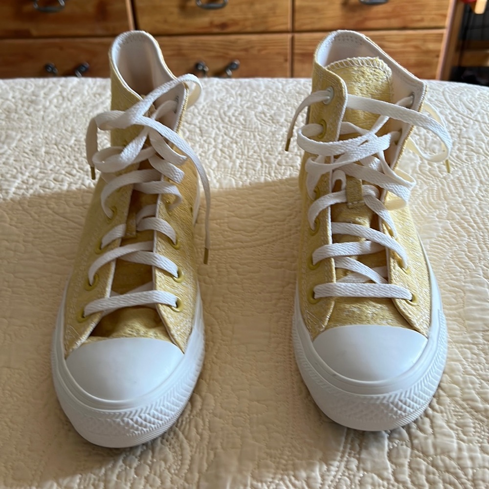 Converse, size 7, yellow and white